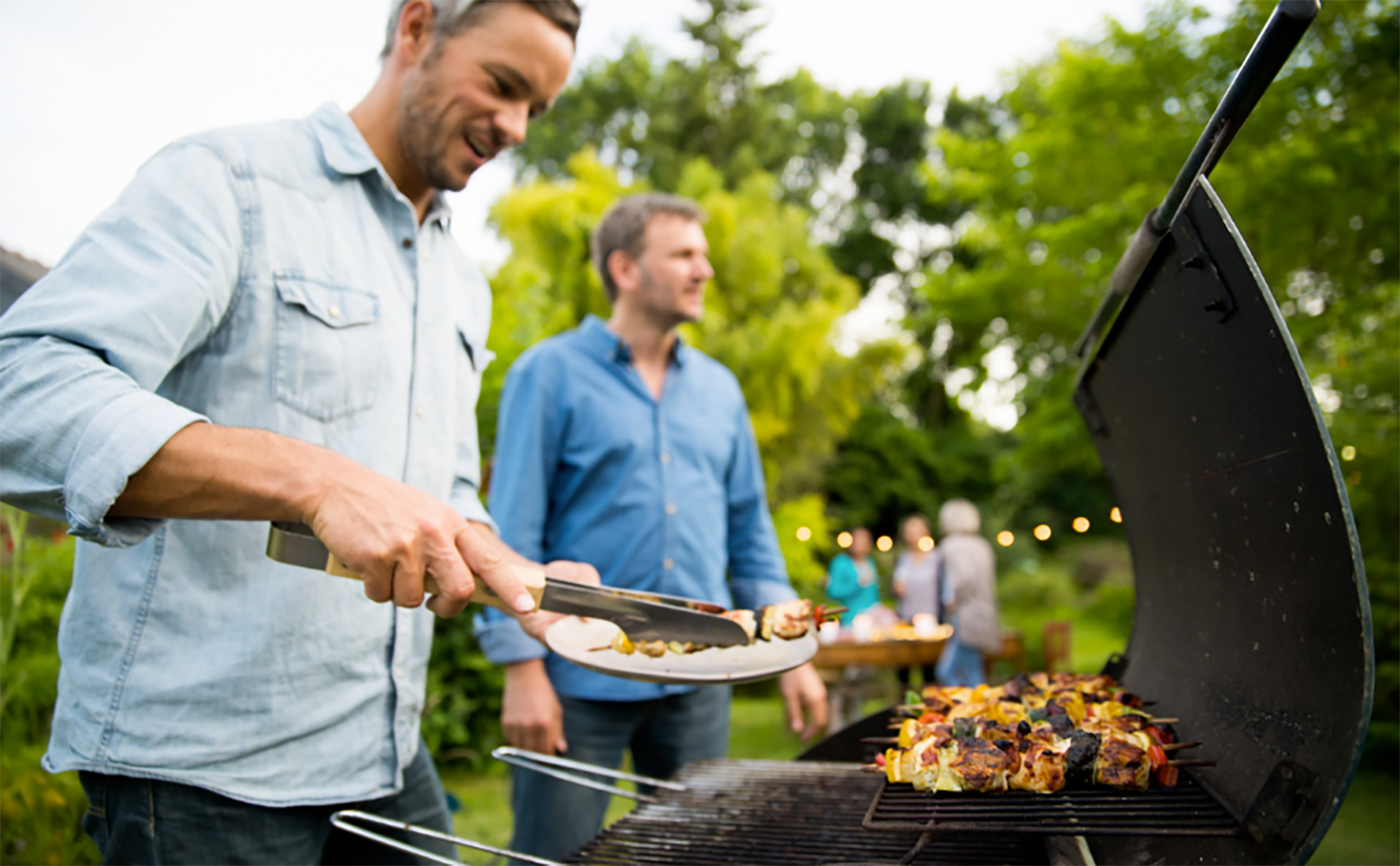 Twee mannen aan het barbecueën.